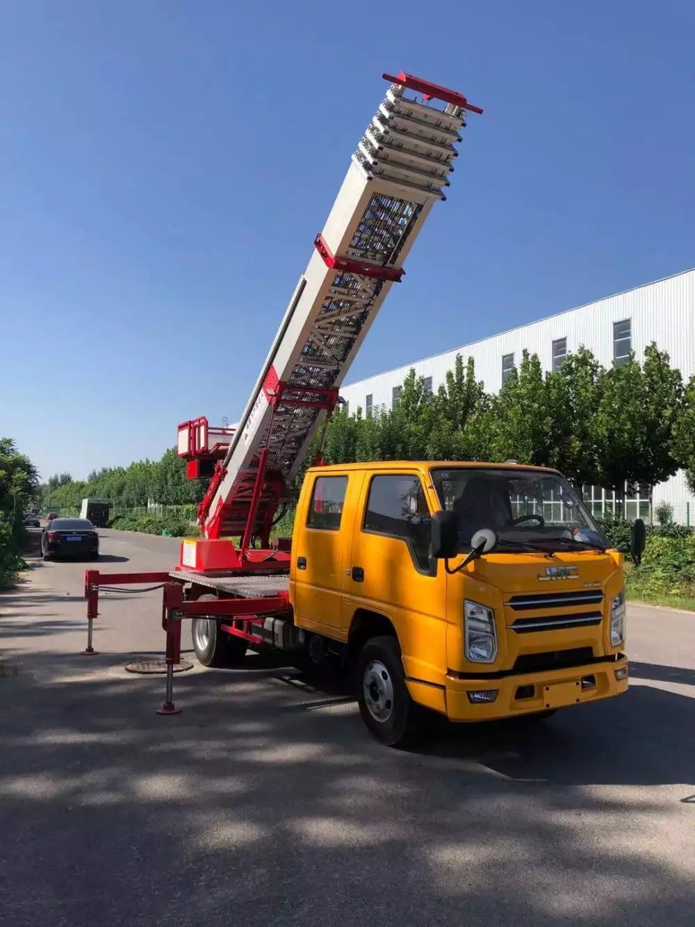 青岛即墨附近的云梯车出租服务：轻松解决高空作业需求