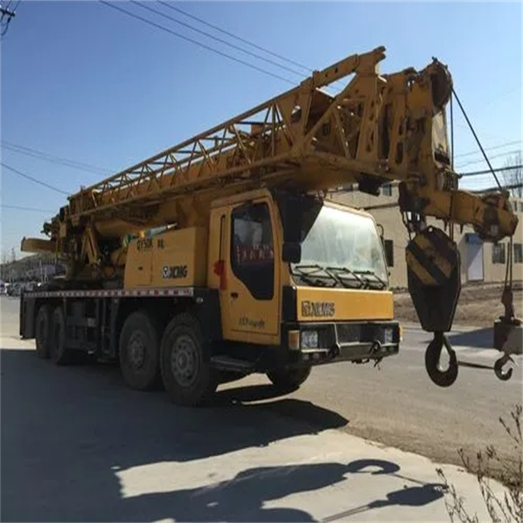 青岛即墨吊车吊挖机吊哪里比较安全